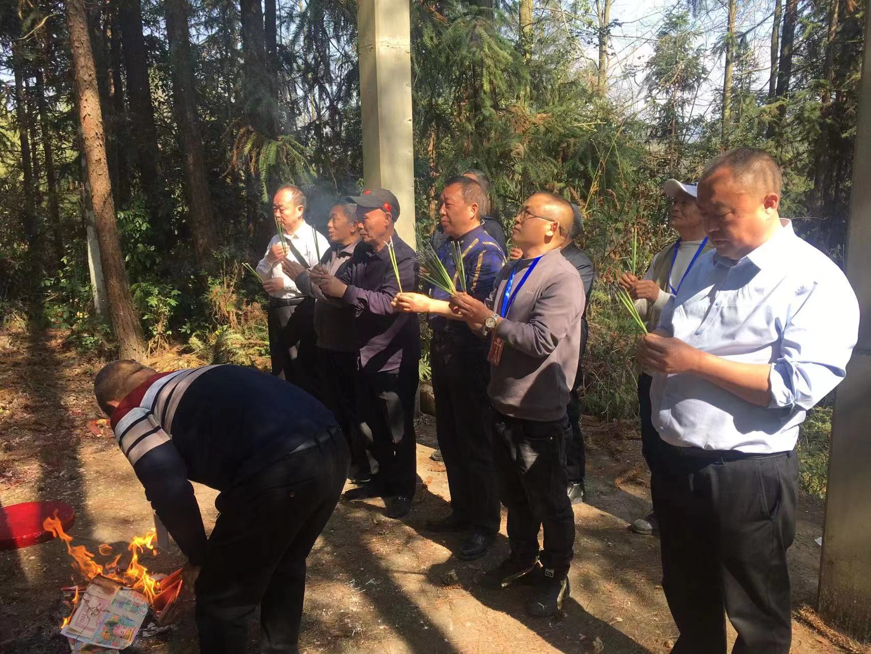 【万州联络处】班子成员前往“入川始祖黄继嗣”的墓地举行了祭祀活动