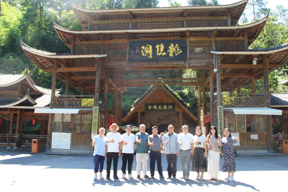 市会领导冒着酷暑送关怀